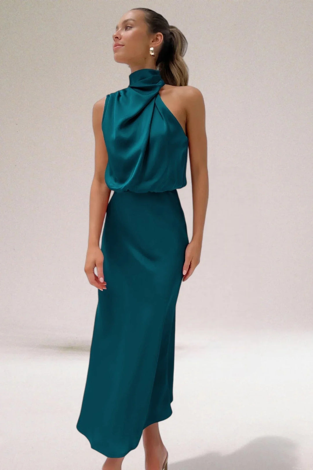 Flavia™ | Glamorous Satin Halter Dress (robe dos nu en satin)